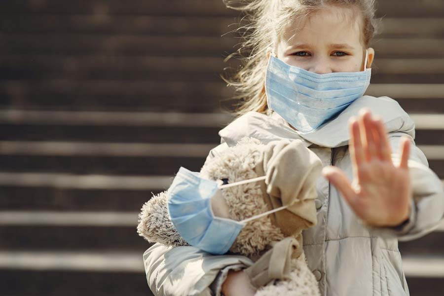 fille avec son nounours et un masque