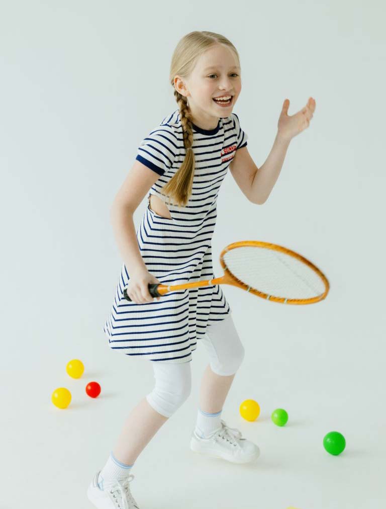fille qui joue au tennis